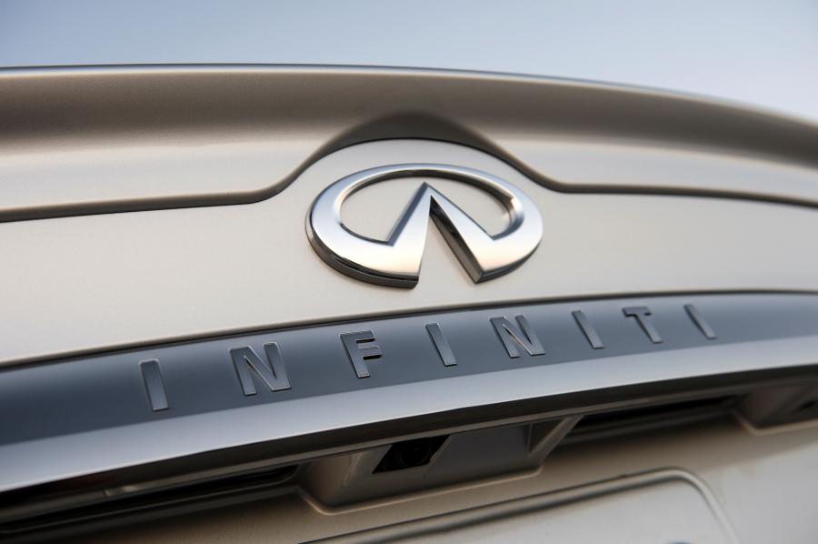Логотип Infiniti Q70 Premium Select Edition 2016 года  (фото 2 из 16)